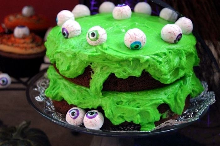 Halloweenový koláč s čokoládou a zelenou polevou, monstercake s umelými očami