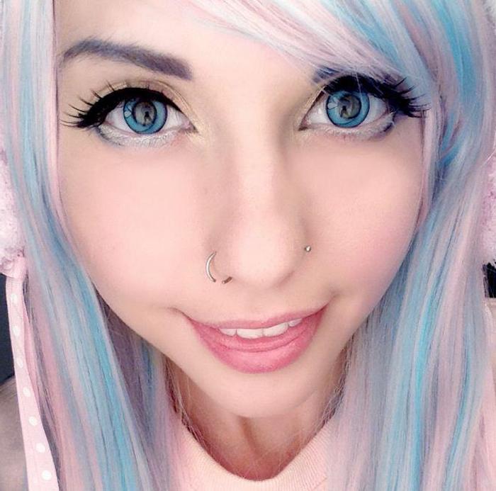 Anime menina com lentes pintadas com motivos de anime, sobrancelhas azuis