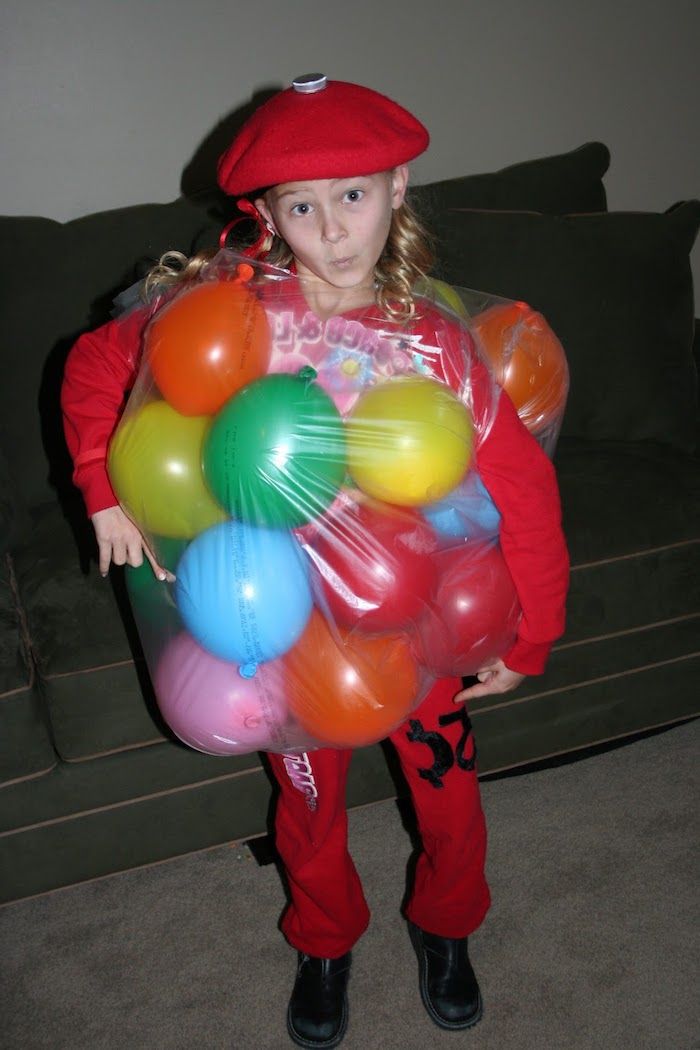 Costume de Halloween pentru copii - o fata cu trening rosu si baloane, palarie rosie