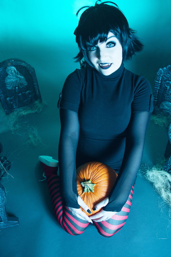 O fată ca vampirii deghizați cu dovleac într-un cimitir improvizat - costume simple