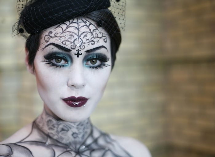 preprost kostum ženske, ki je prikrita kot pajka - s klobukom, make-upom in ujemajočo obleko