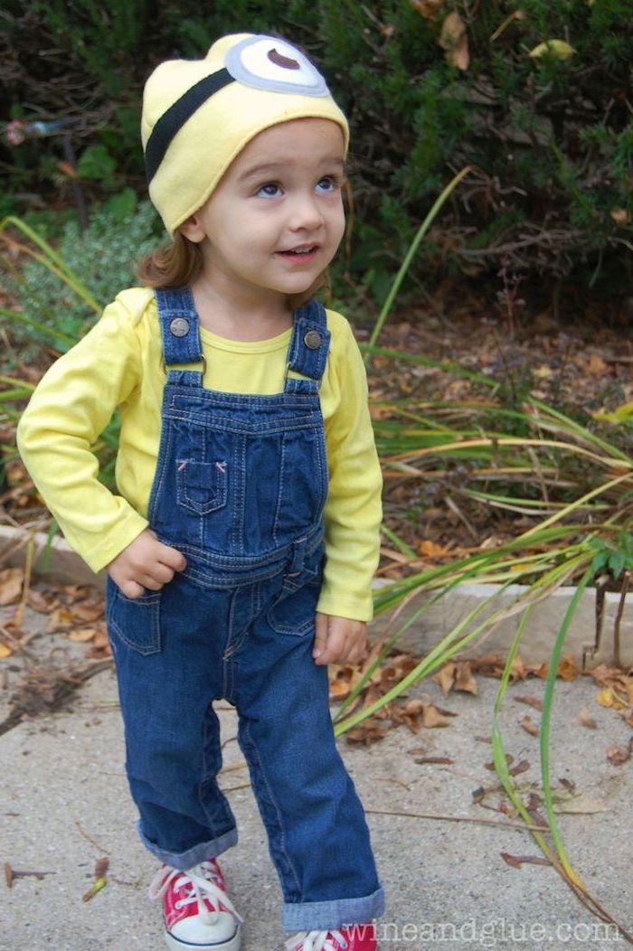 preprosti kostumi za otroke - majhen Minion s tekstilnim oblekom in rumenim kapuco