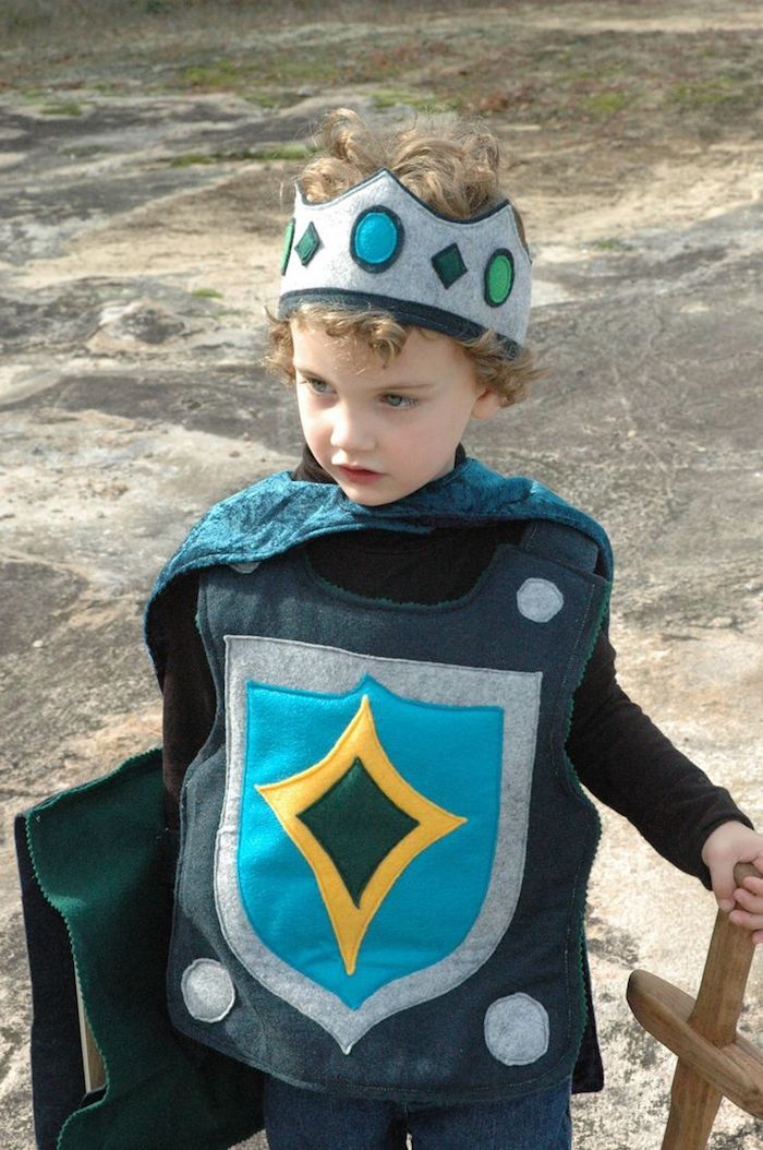 un mic rege Arthur cu coroana și echipament în culoarea albastră - costume de Halloween pentru copii