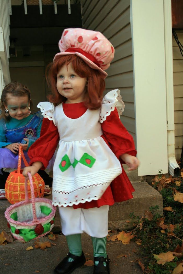 o fetiță îmbrăcată ca Emily Strawberry - costume de Halloween pentru copii