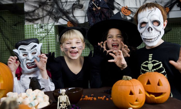 Skupina otrok, kot so Vampire, Black Cat, Witch in Skeleton Masked - preprosti Halloween kostumi