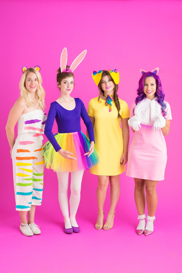 Štiri dekleta, kot so zajček, mačka in roka z barvitimi oblekami, naredite hitro kostum nočne kave