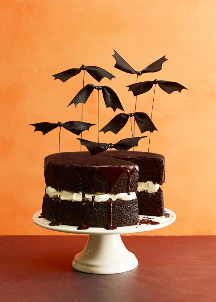 Halloween tortas, dekoruotas šikšnosparniai, atviros Halloween vakarėlių idėjos
