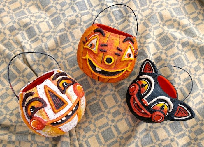 Tassen waar het snoep te verzamelen met prachtig geschilderde gezichten foto's Halloween