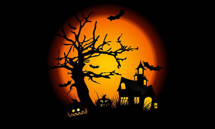 Halloween pozadia - hrad osvetlený v tme úplným mesiacom