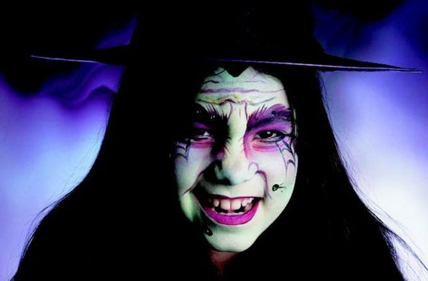 Helovinas makiažas idėjos raganų violetinė-fone