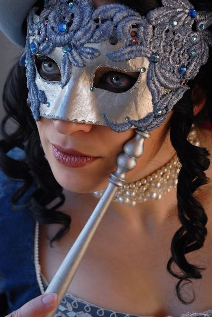 eşleşen elbise ve takı ile soylu gri bir maske - serin maskeler