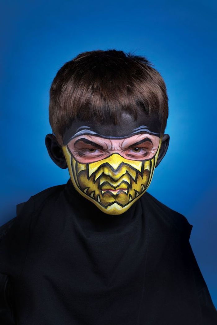 küçük bir çocuktan canavarların yeşil maskesi - çocuklar için korkunç maskeler