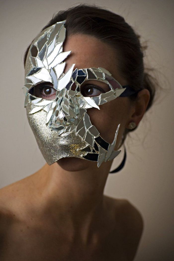 Bazı bölümlerden yarım yüz kaplayan bir gümüş maske - havalı maskeler