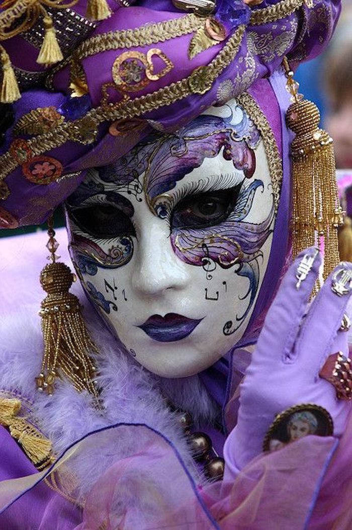 violetinė kaukė ir violetinės spalvos drabužiai, paruošti Halloween - atvėsti kaukes moterims