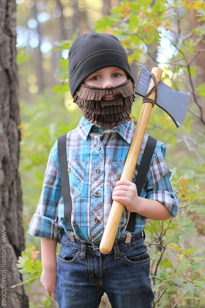 Maske yapımı - uzun kahverengi sakallı bir oduncu aslında küçük oğlan