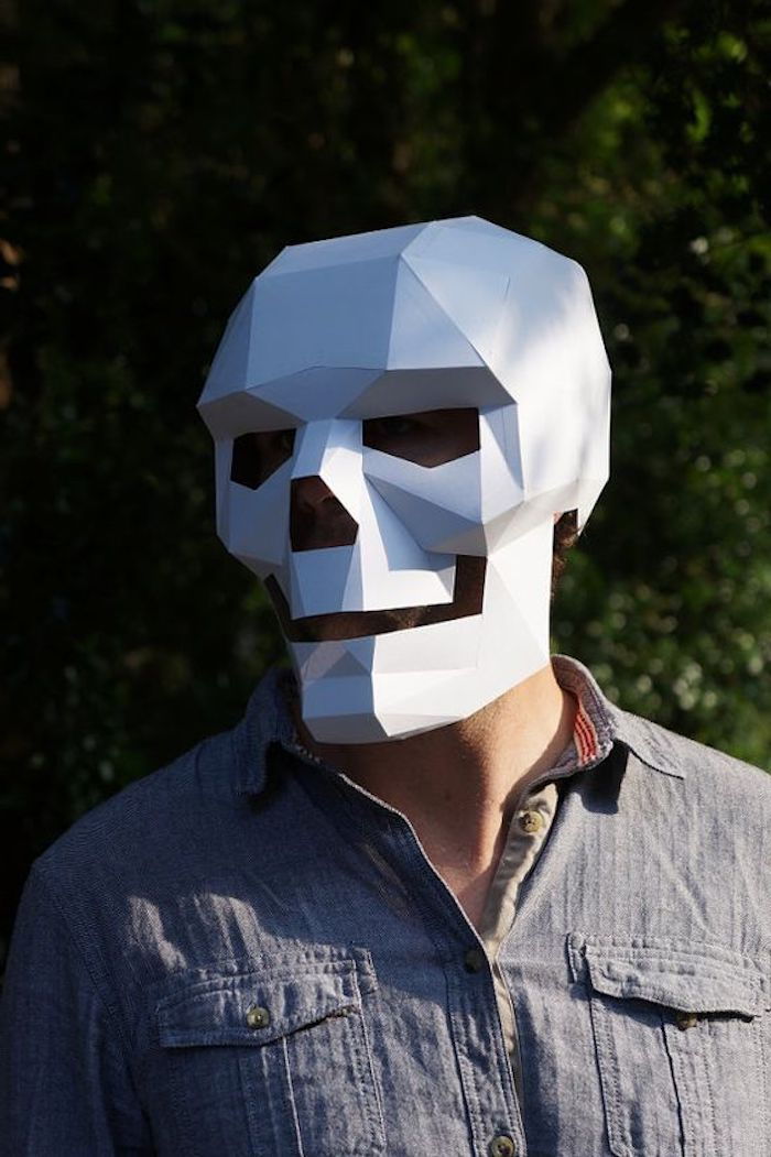 Kağıttan yapılmış beyaz bir kafatası - maskeyi erkekler için çok korkutucu yap