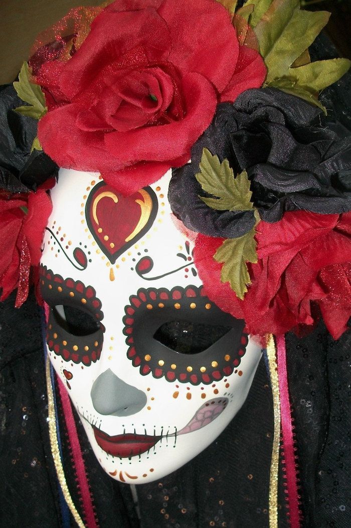 mirties kaukė su raudonomis ir juodomis gėlėmis - baisi Halloween kaukė