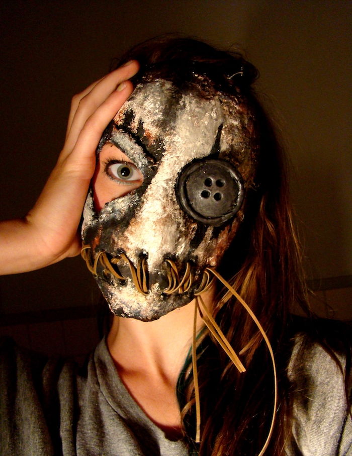 gri maske bir düğme göz ve dikili ağız - ürkütücü Halloween maskeleri
