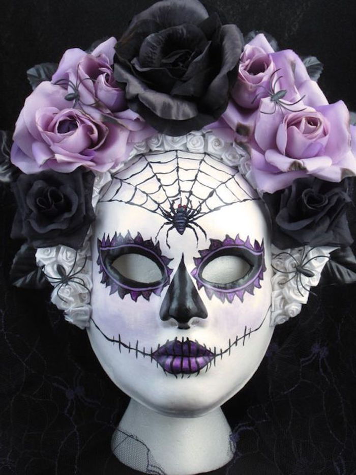 bir örümcek ağı ve dekorasyon olarak mor ve siyah çiçekler ile mor bir maske - ürkütücü Cadılar Bayramı maskeleri