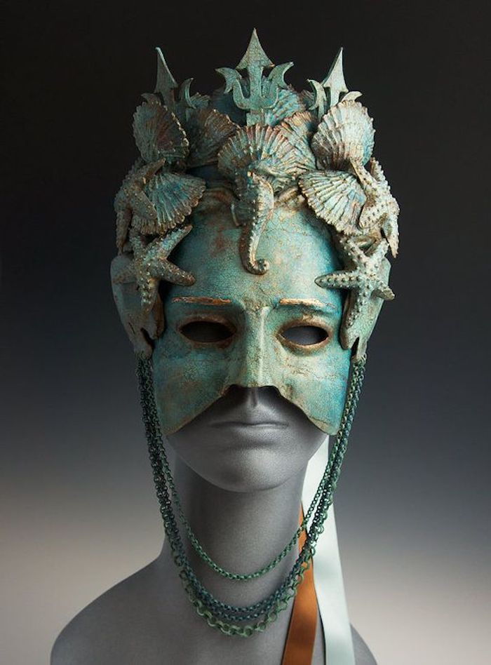 deniz kraliçesi tarafından kabukları ve denizatı ile süslenmiş korkunç maskeler