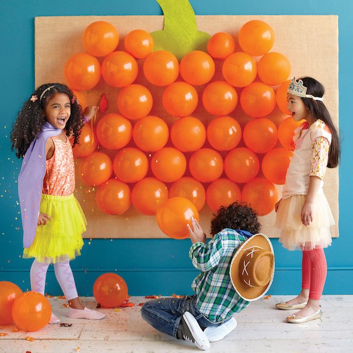 Jogos de Halloween, jogo de balão com três ou mais jogadores, piso de madeira branca, parede azul