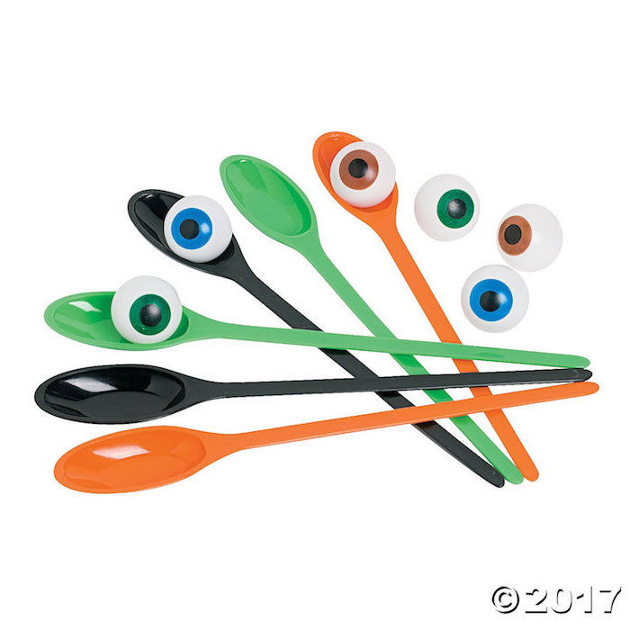 seis colheres de plástico em cores diferentes, olhos artificiais feitos de funileiro Tennisbäller