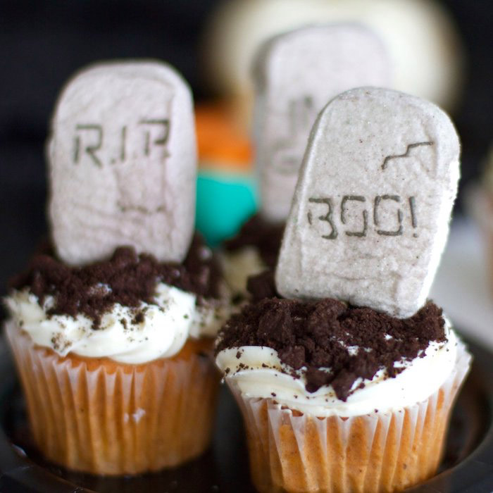 halloween oppskrifter, vanilje cupcakes med krem ​​og kjeks dekorert som kalebasser