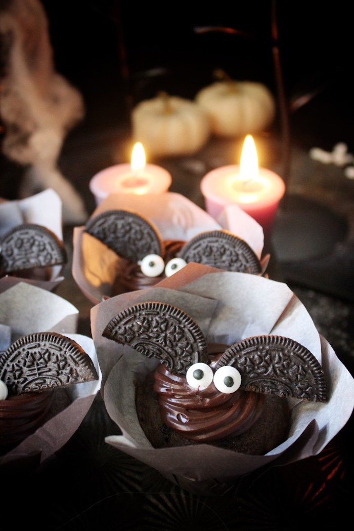 Halloween receptai, šikšnosparniai su oreo pyragaičiais ir cukraus akimis