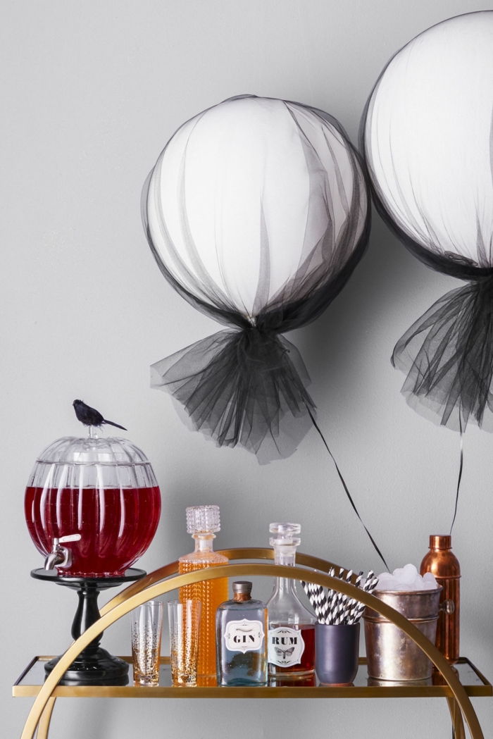 Halloween drycker, servetter och glass, svartvita ballonger, organisera en läskig fest