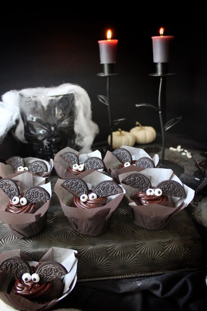 halloween oppskrifter, små desserter flaggermus med vinger av oreo kjeks