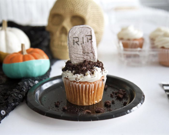 receitas do dia das bruxas, muffin grave com biscoitos de chocolate e creme