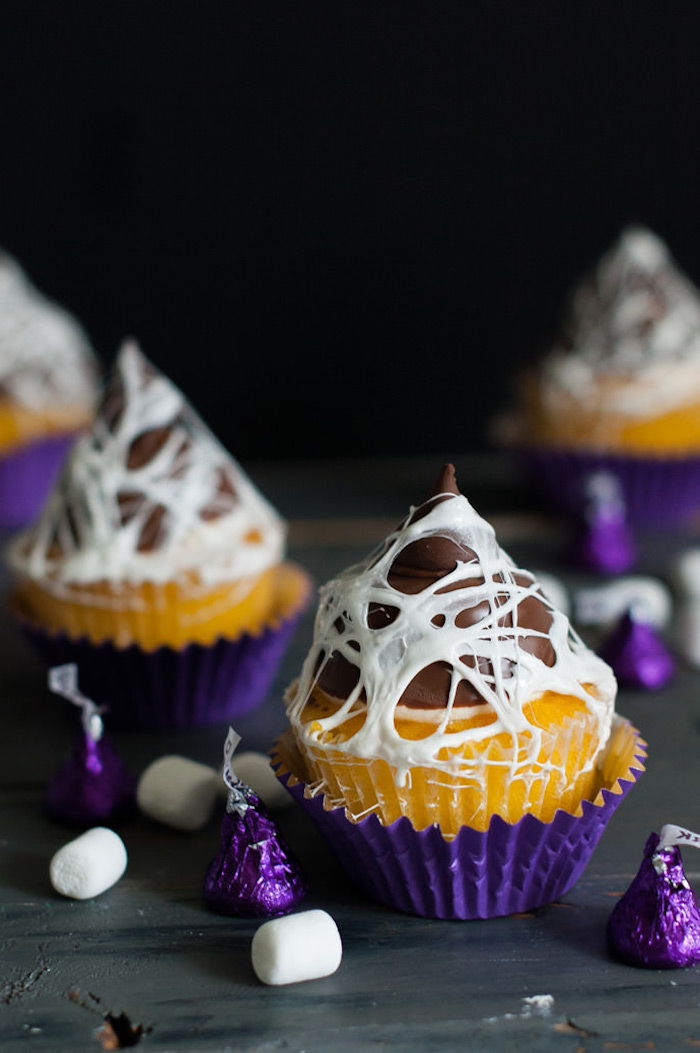 halloween oppskrifter, vanilje cupcakes med sjokolade og marshmallows