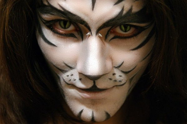 Halloween-make-upmens die op een dier lijkt