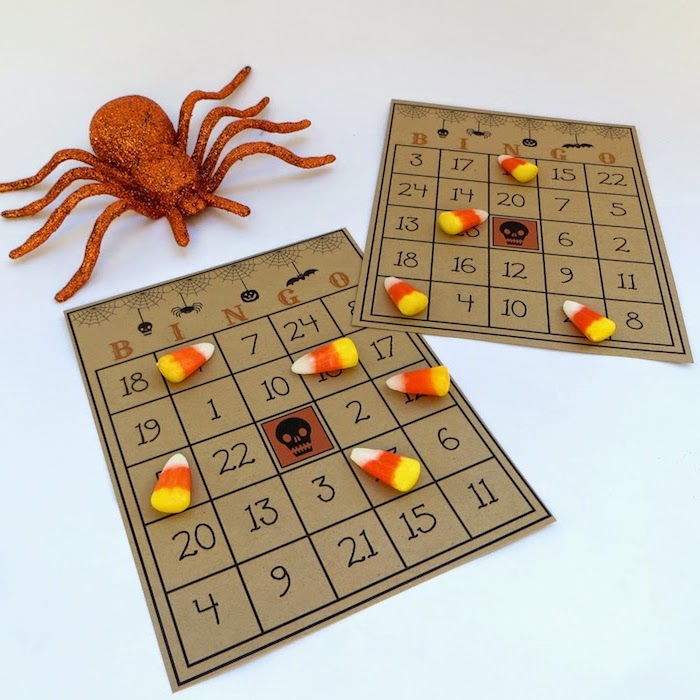 Bingo bord med tjuefire tall og en skallle i midten