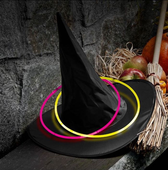 chapéu de bruxa preto com laço com dois discos de néon na cor amarela e rosa