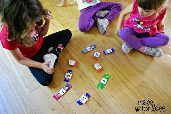Barn i sportsklær spiller scrabble med tyggegummi på gulvet