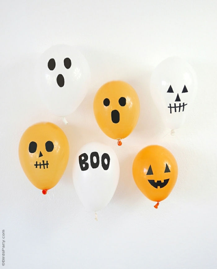 Idėjos Halloween apdailai, balti ir oranžiniai balionai kaip vaiduoklis ir moliūgai