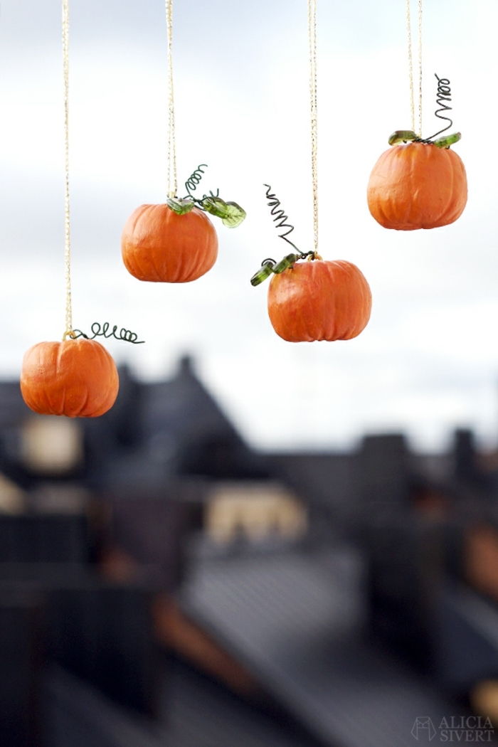 Små pumpor av plast som en Halloween dekoration för att dekorera fönstren för skrämmande fest