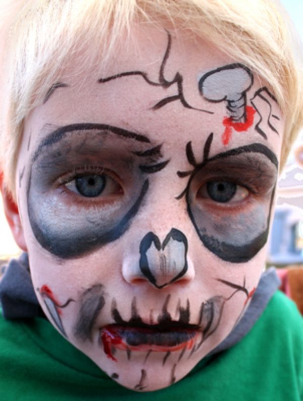 Halloween zombie make-up-en-liten-ung