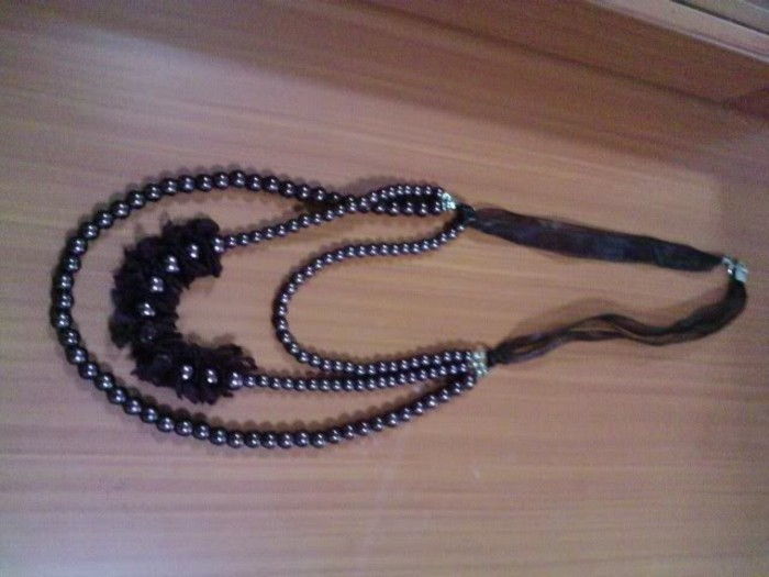 halsband själv-make-out-of-pearl med svart bälte-och-svart-ornament