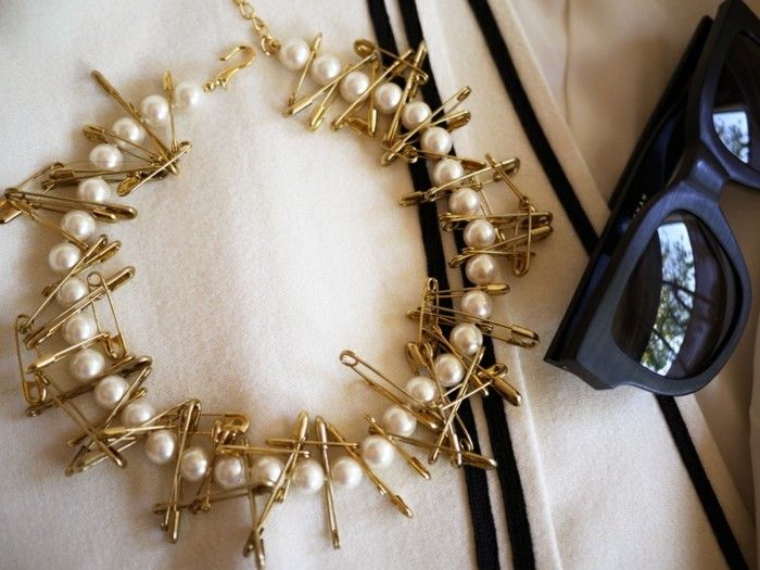 halsband själv-make-out-of-pearl och säkerhet nål i kombination med-Solglasögon