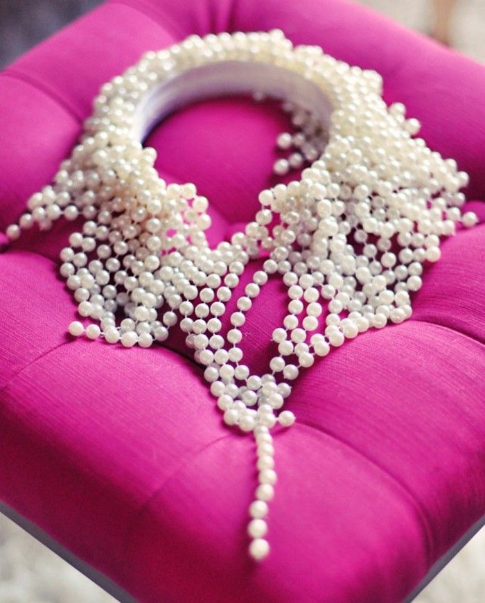 ketting zelf-maak-of-white-parels-on-roze kussens