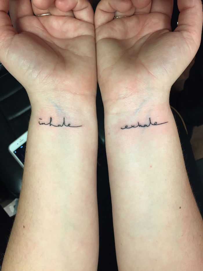 Tu nájdete dve ruky s malým čiernym tetovaním na zápästí - Tattoo Wrist Wrist