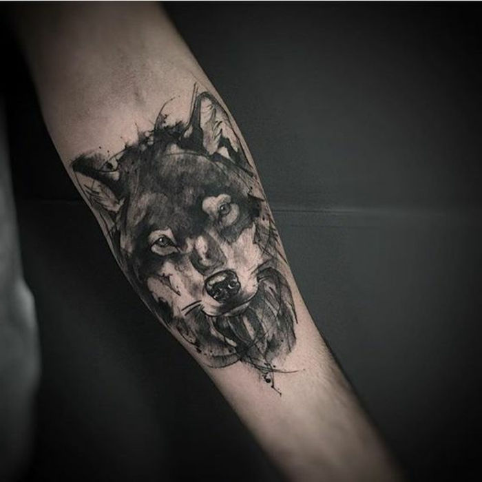 Iată o mână cu un tatuaj lup și negru tribal - o altă idee grozavă