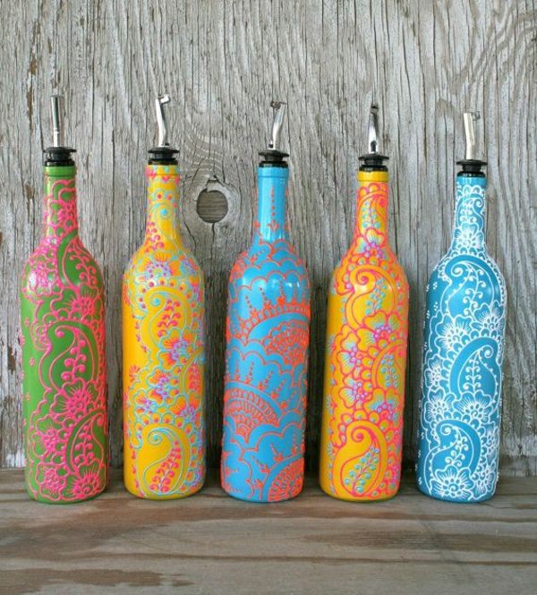 Met de hand geschilderd olie-container gekleurde henna versieringen