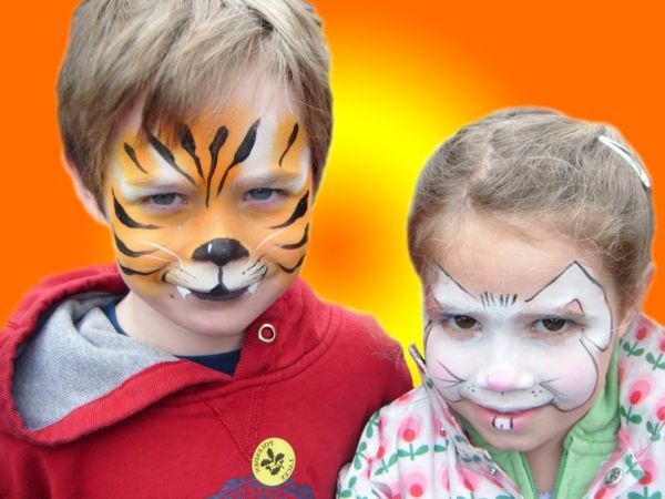 bunny-and-tiger-made-up-dve otroci in oranžno ozadje