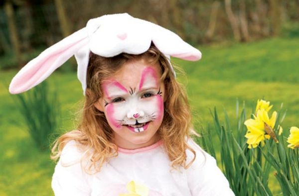 maquiagem de rosto de coelho e orelhas de coelho flores amarelas ao lado