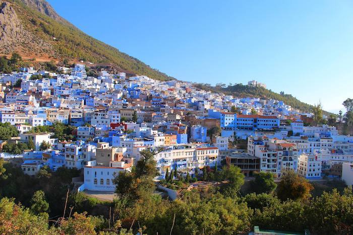 La popolazione del Marocco vive in edifici come questa architettura bianco-blu