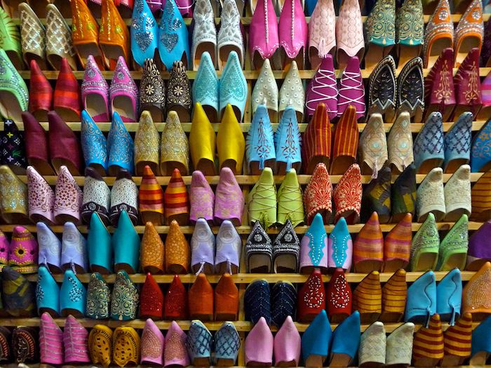 capitale marocchino medina città vecchia mercato aperto pantofola flip flop manie colori colorati