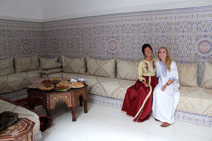 rabat marocco tradizionale interior design ristorante o casa due donne amici costumi costume nazionale